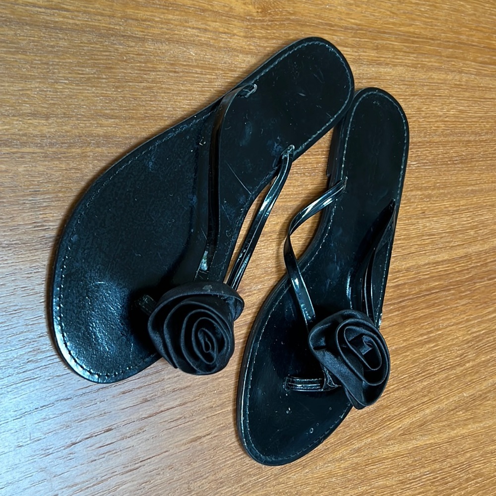 BCBG girls flip flops. Size 7/8